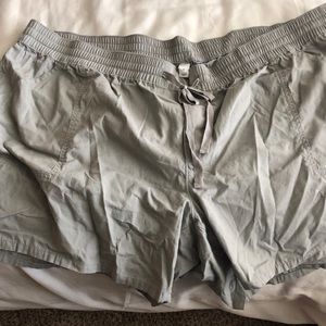 Like new Old Navy elastic waist twill shorts 26